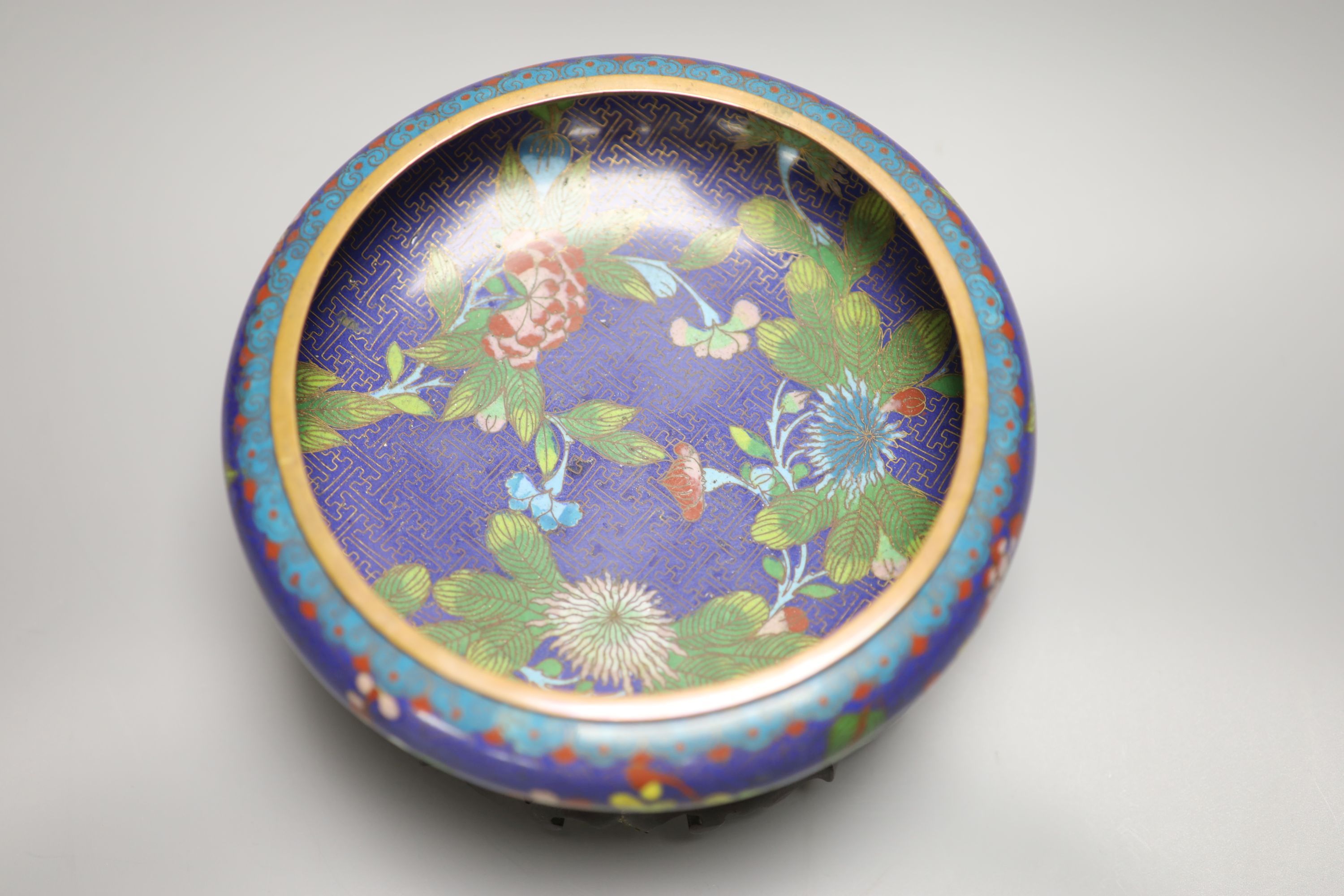 A pair of early 20th century Chinese cloisonne enamel jars and covers and a similar bowl and wood stand, tallest 20cm